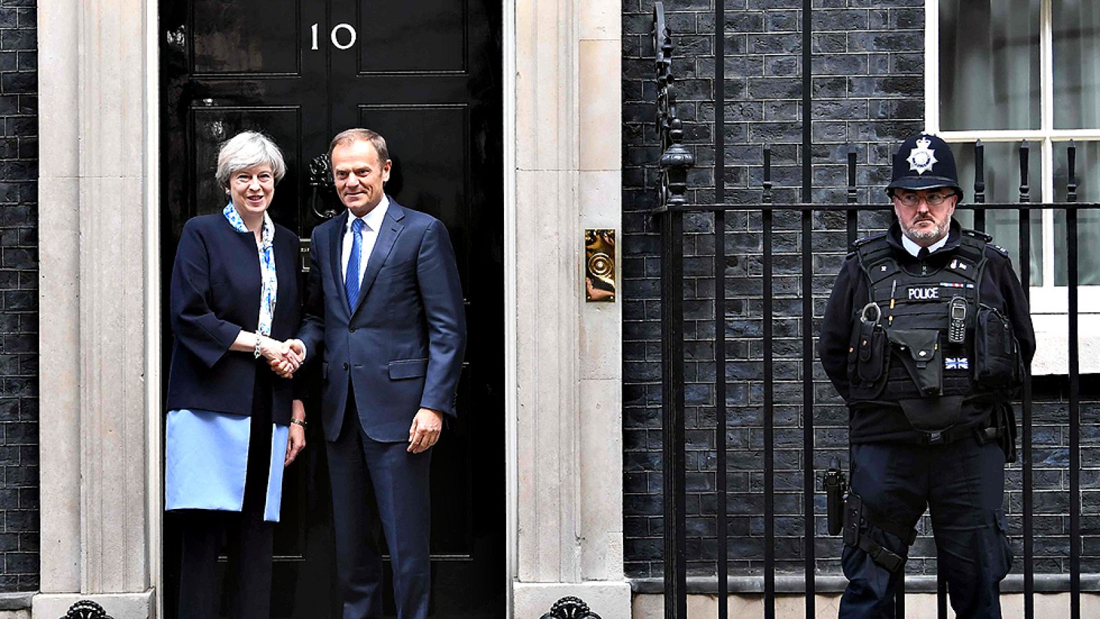 May deja claro ante Tusk que no negociará sobre Gibraltar "sin el consentimiento de su pueblo"