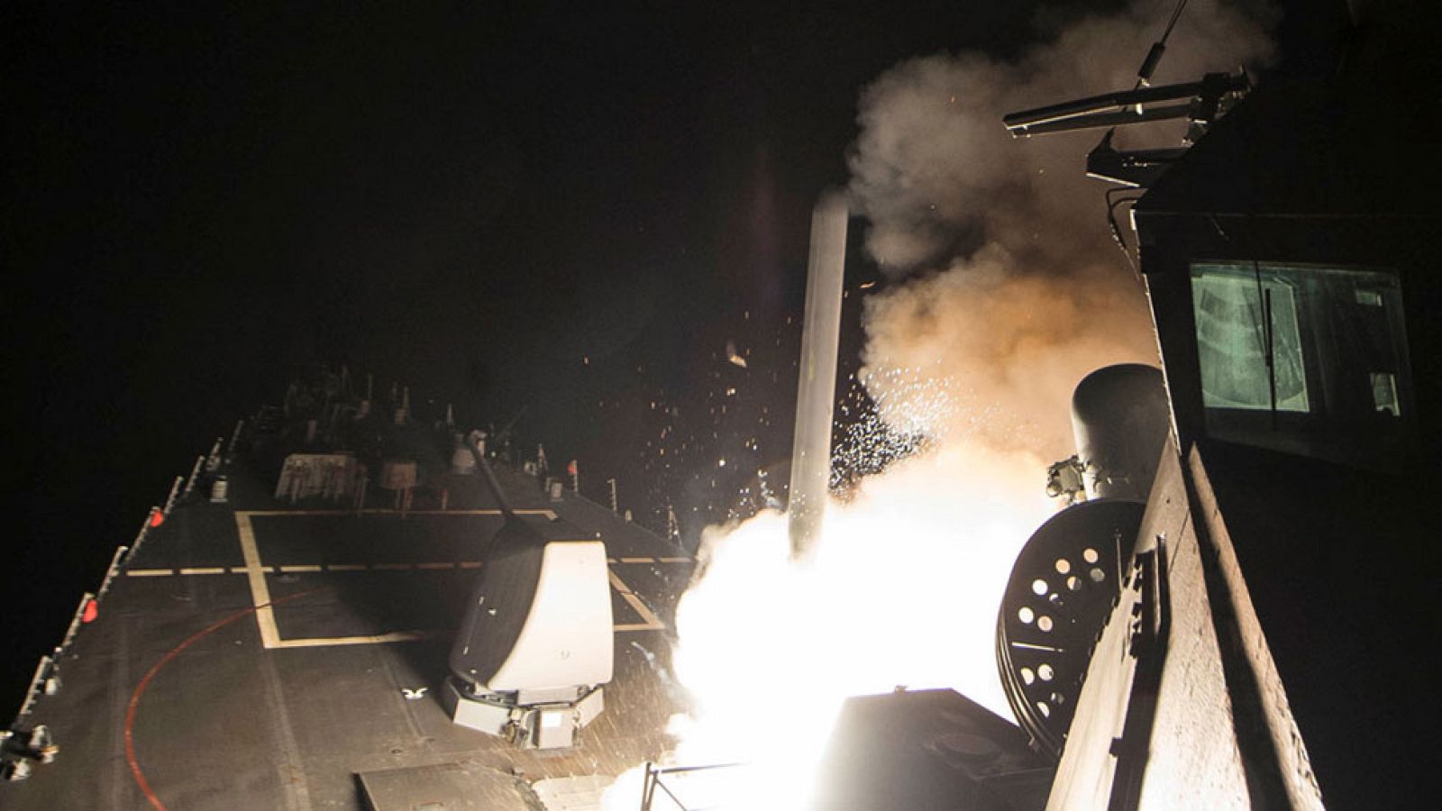 Estados Unidos bombardea un aeródromo en Siria con decenas de misiles crucero | Ver