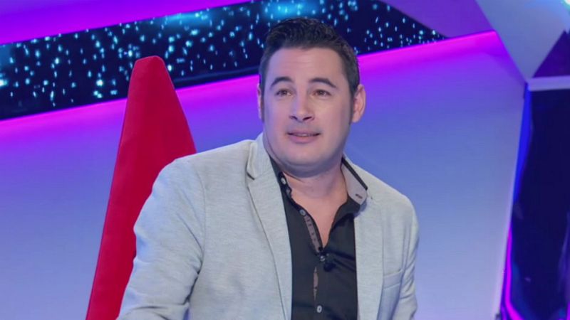 Jugando con las estrellas - Andy tir� la consola a la chimenea por perder en un videojuego de f�tbol