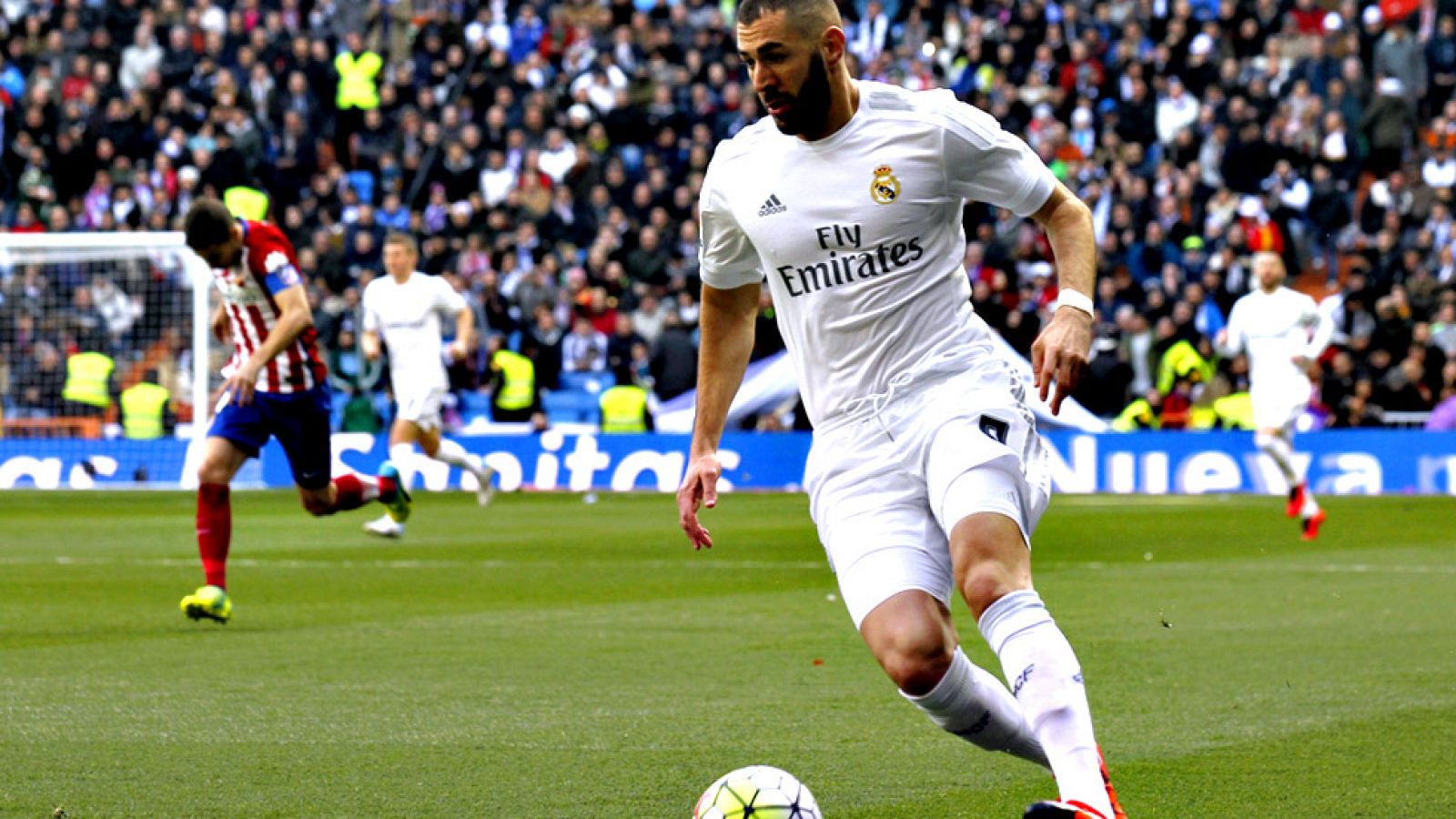 Real Madrid y Atlético de Madrid devuelven a escena en el Santiago Bernabéu uno de esos grandes duelos de alta rivalidad que han marcado sus últimas temporadas, un derbi trascendental en la lucha madridista por el título de Liga. [Real Madrid - Atlét
