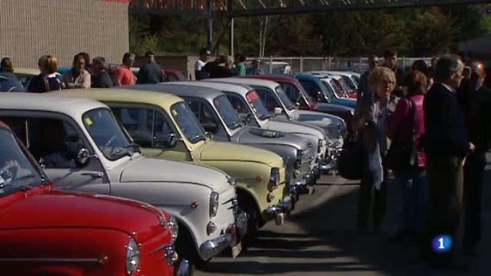 L'Informatiu - 60 cotxes SEAT 600 roden al circuit de Fòrmula 1 de Montmeló en l'Esperit de Montjuïc