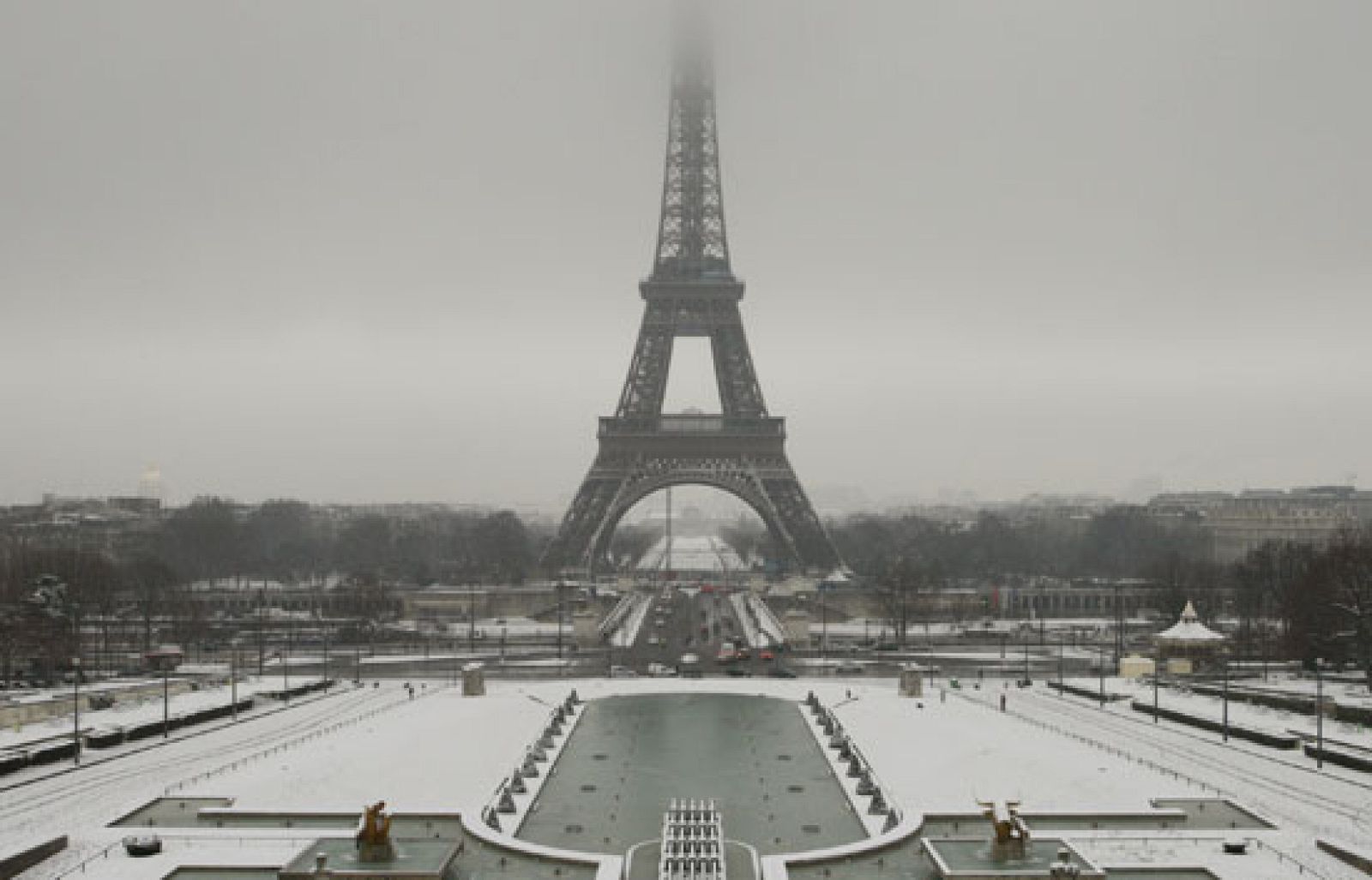 El temporal deja fuertes nevadas en Londres y París