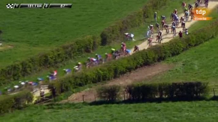  - París-Roubaix 2017: Oliver Naesen (Ag2r) se va al suelo en el sector 28