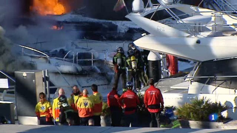Un espectacular incendi crema 6 embarcacions al port de Sant Adrià de Besòs