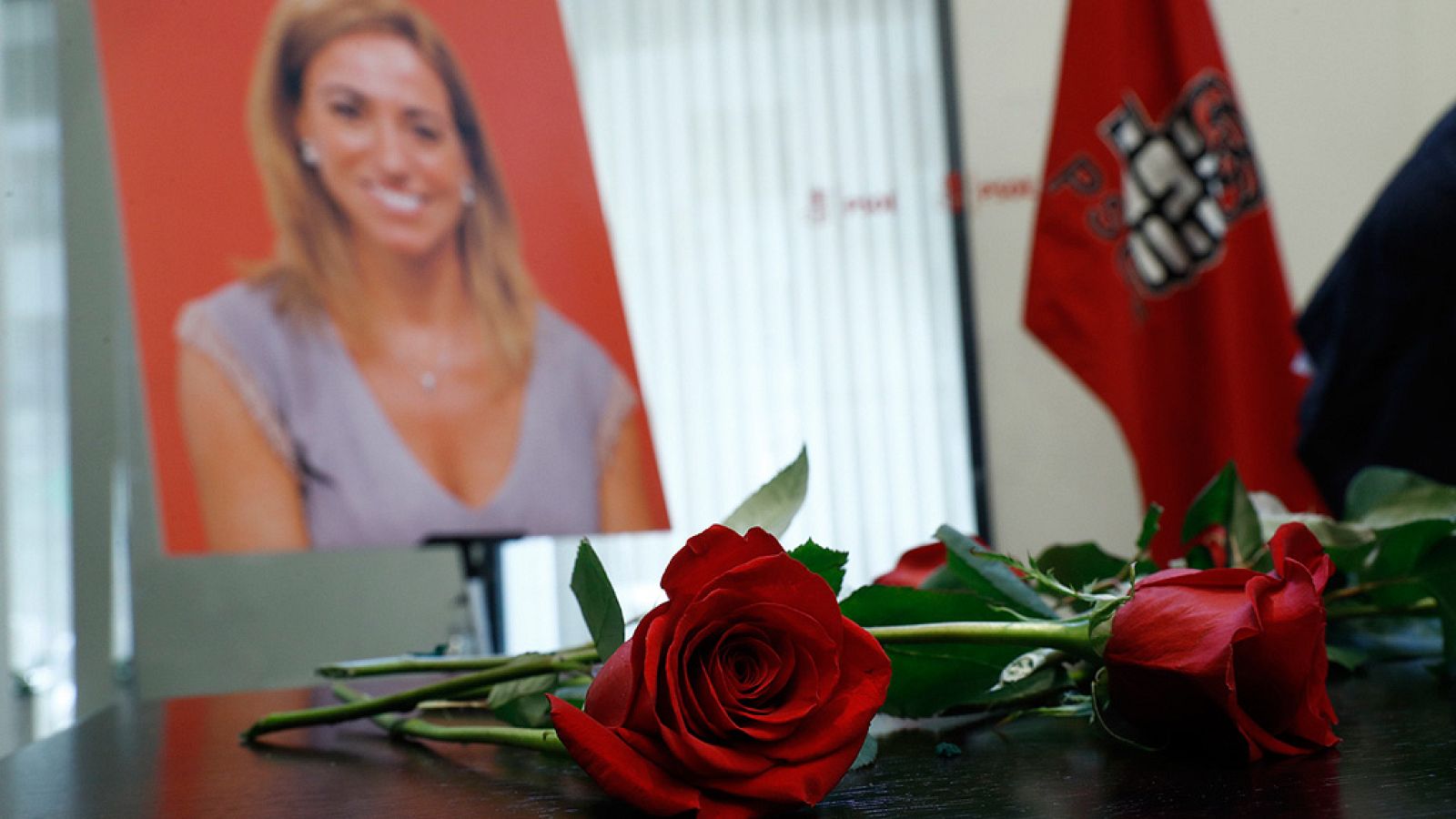 Amigos y compañeros despiden a Carme Chacón en Ferraz