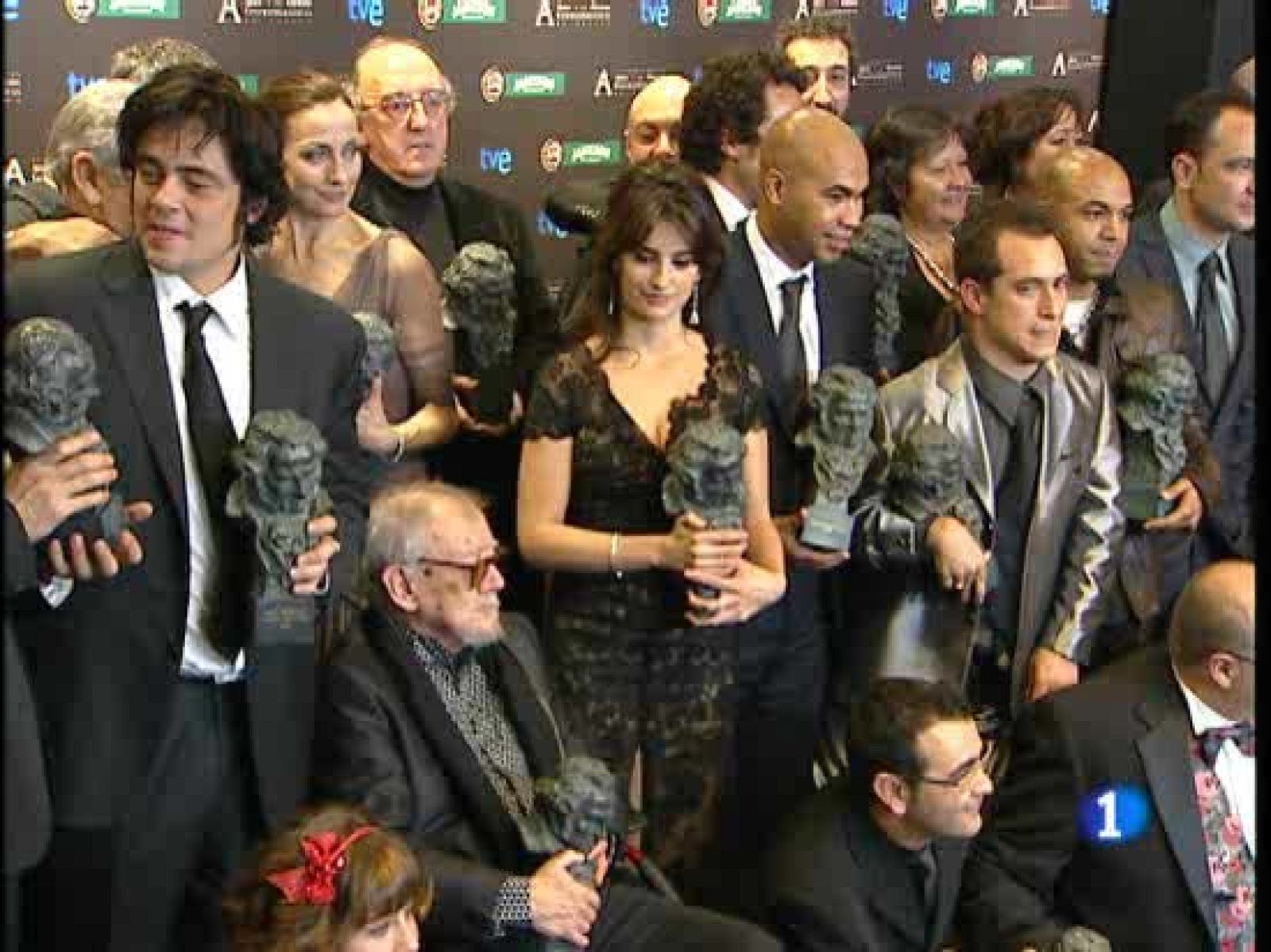 Elegancia y mucho "glamour" en la alfombra verde de los Goya | Ver