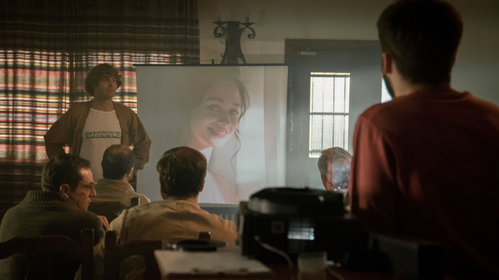 Cuéntame cómo pasó - Mauricio avergonzado ante medio Sagrillas