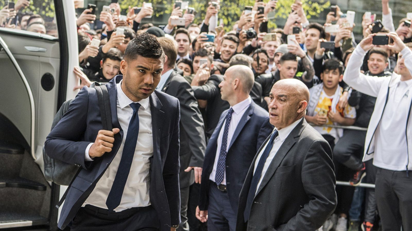 Gran expectación en la concentración del Madrid en Múnich | Ver