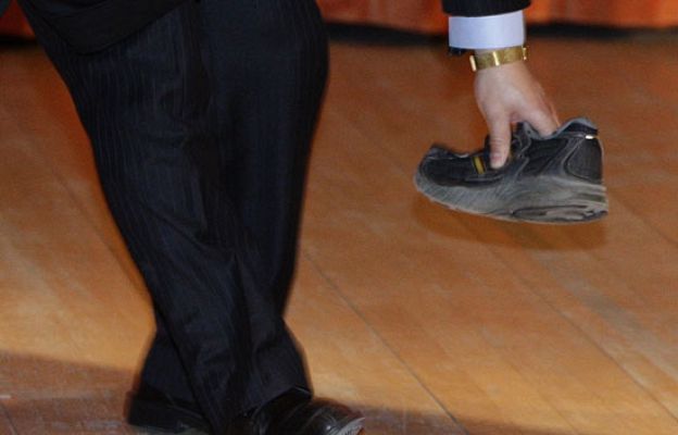  - Zapatazo a Wen Jiabao