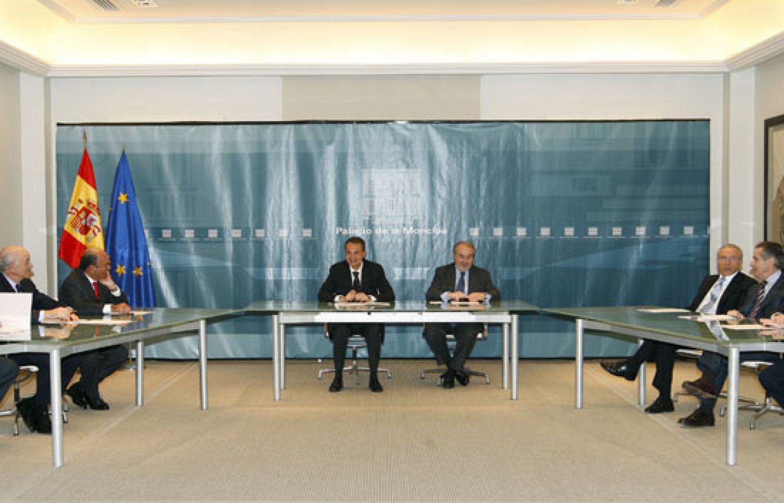 El Presidente del Gobierno se reúne con los principales banqueros del país | Ver