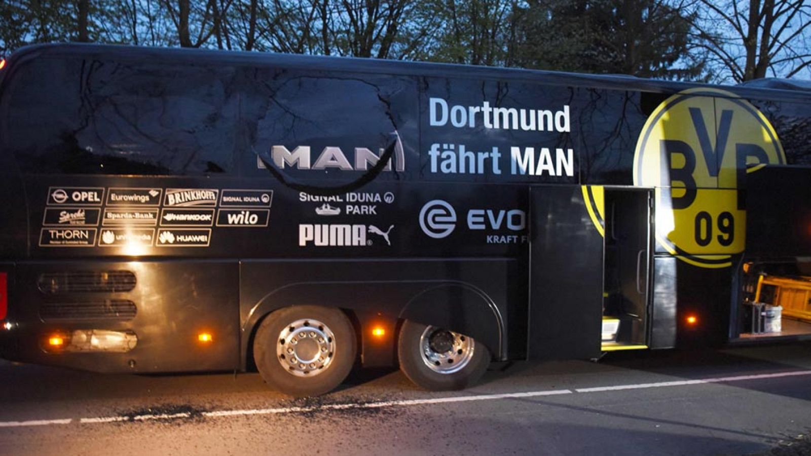 Marc Bartra, herido leve después de tres explosiones al paso del autobús del Borussia Dortmund | Ver