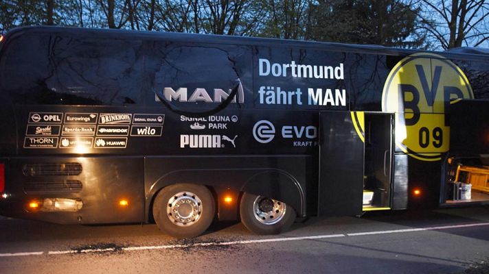 Telediario 1 - Marc Bartra, herido leve después de tres explosiones al paso del autobús del Borussia Dortmund