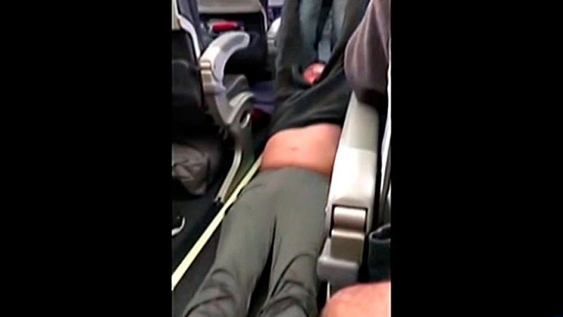 Un pasajero es sacado a rastras de un vuelo de United Airlines por 'overbooking'