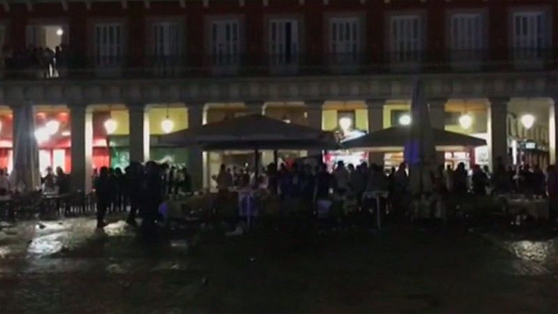 Cinco heridos y ocho detenidos en carga policial a seguidores del Leicester