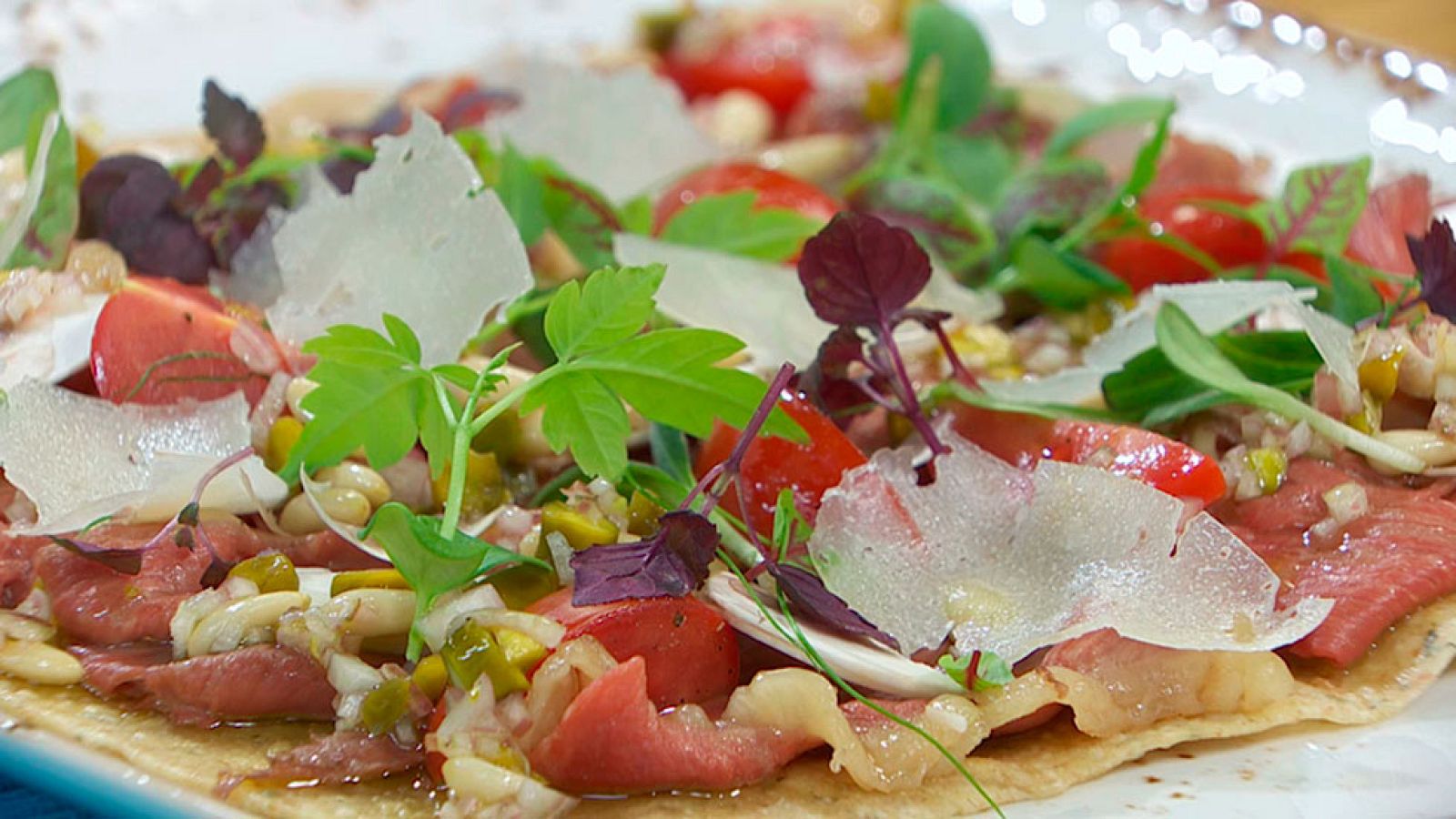 Carpaccio de ternera sobre pan crujiente