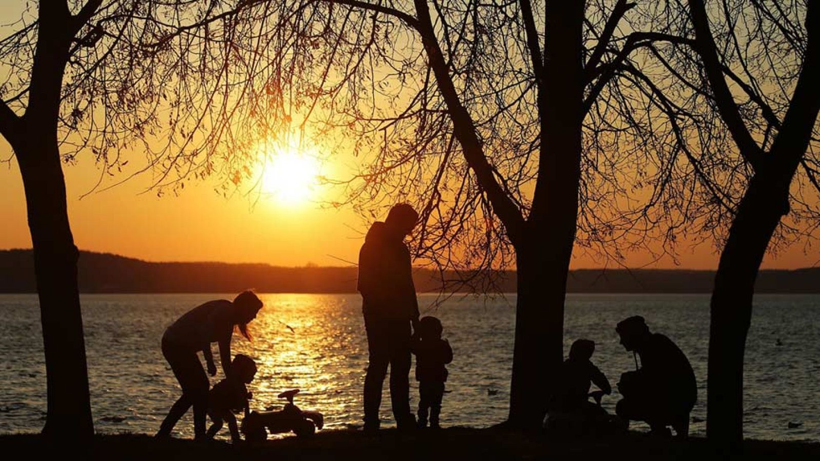 Nubes y termómetros por encima de la media