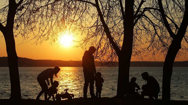 Nubes y termómetros por encima de la media