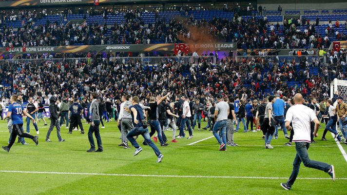 Telediario 1 - Una pelea en las gradas entre aficionados de Lyon y Besiktas retrasa el inicio del partido