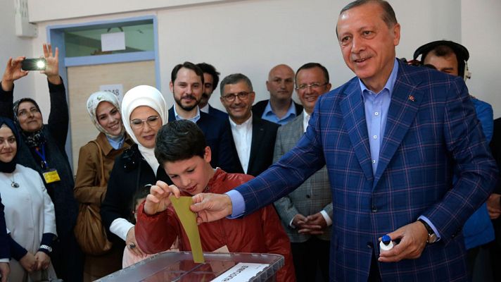 Informativo 24h - Turquía vota en referéndum un cambio constitucional que refuerza el poder de Erdogan