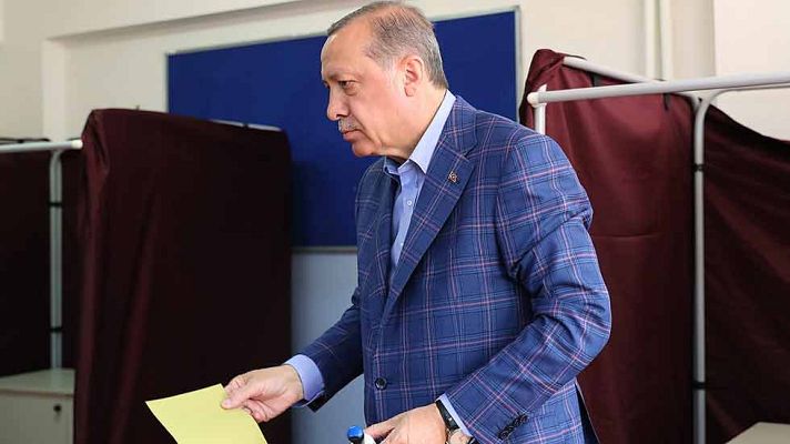 Telediario 1 - Turquía vota en referéndum para modificar la Constitución