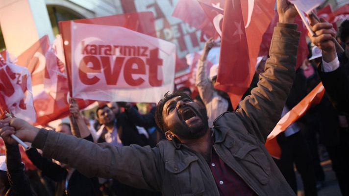 Informativo 24h - El recuento en Turquía daría el 'sí' al sistema presidencialista de Erdogan por un estrecho margen