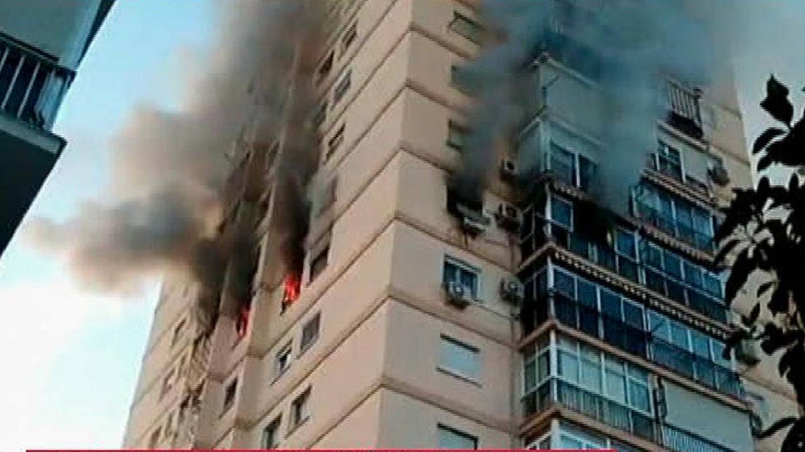 Un fallecido en un incendio en Málaga que ha obligado a los vecinos a refugiarse en la azotea - Informativo 24h | Ver