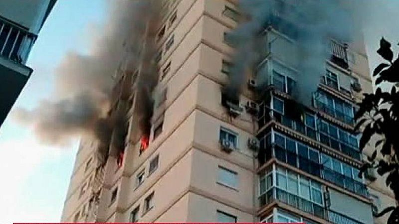 Un fallecido en un incendio en Málaga que ha obligado a los vecinos a refugiarse en la azotea - Informativo 24h | Ver