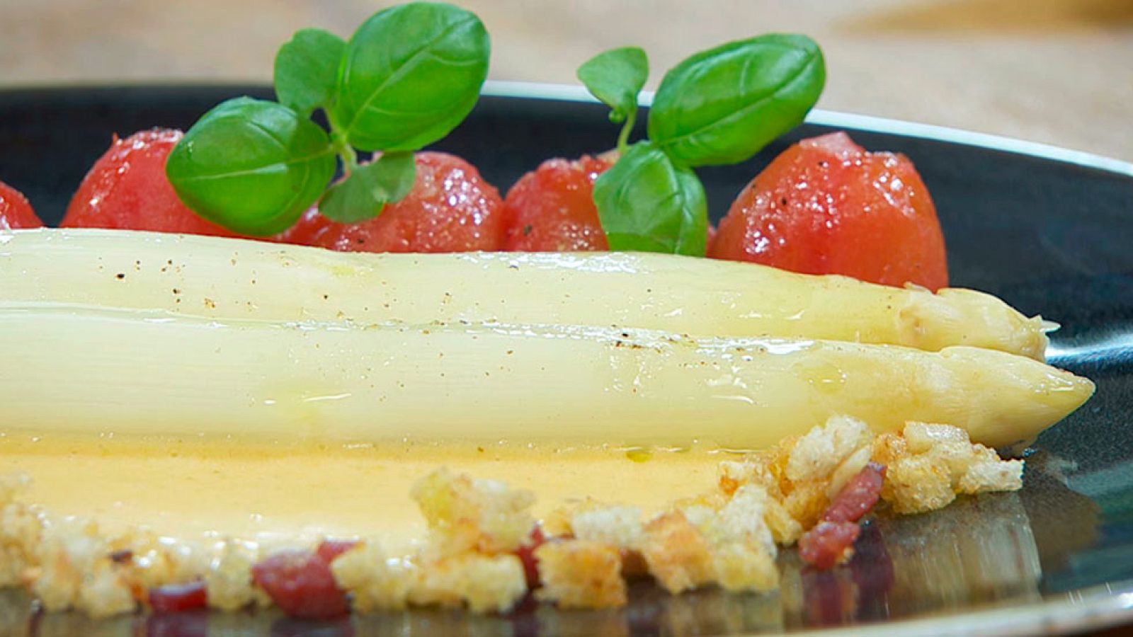 Torres en la cocina - Espárragos blancos con tomate