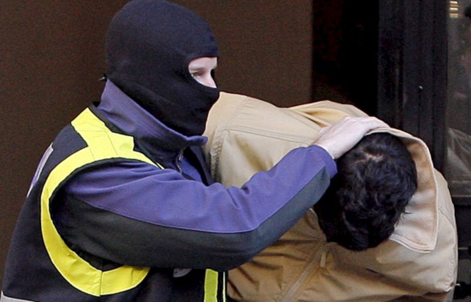 La Policía ha detenido a 13 personas en una operación contra la falsificación de documentos a escala internacional | Ver