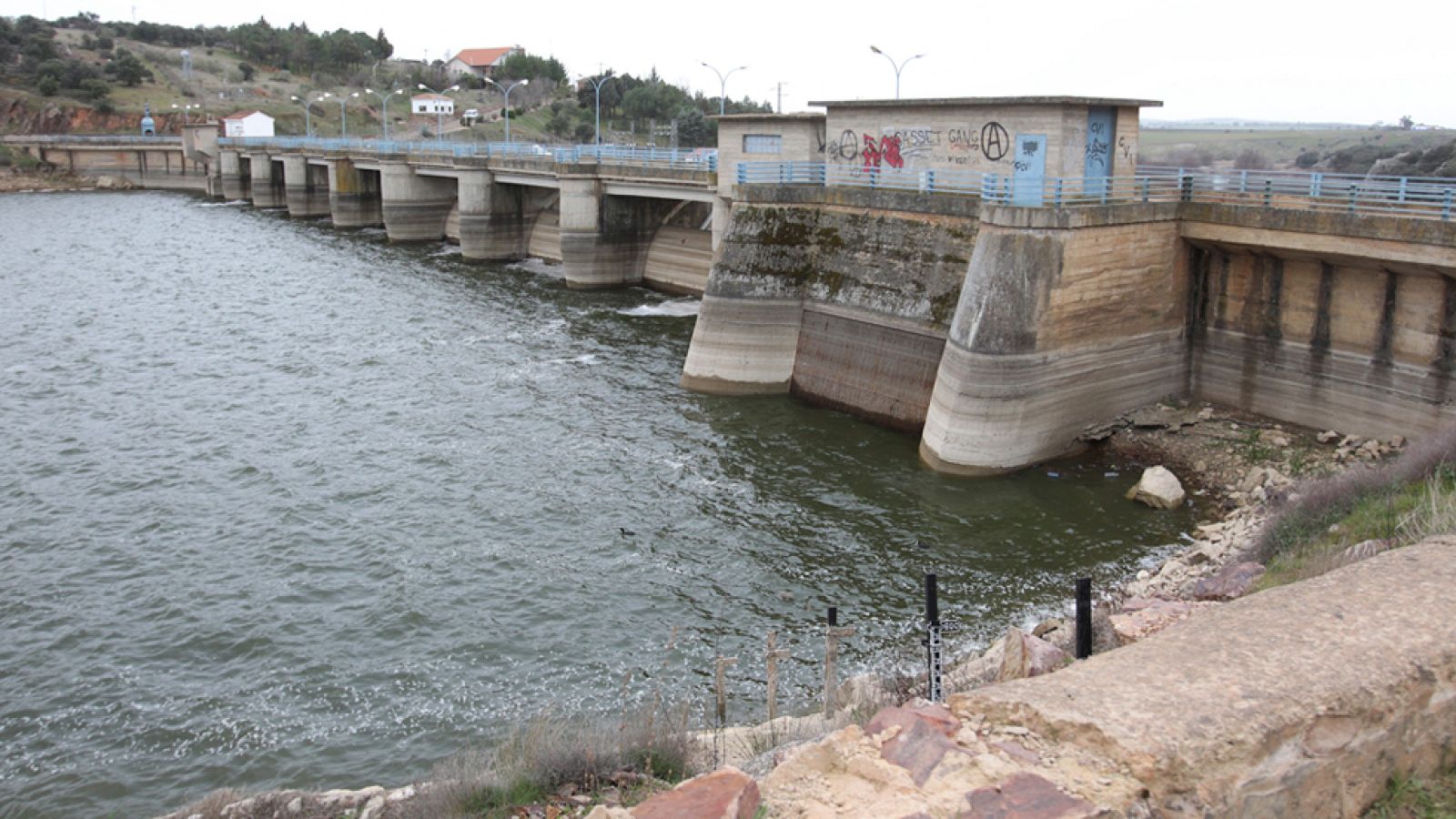 Los pantanos están en España a un 59% de su capacidad. La mayoría ha rebajado sus reservas respecto a la semana pasada. Las esperadas lluvias de la primavera tardan en llegar y hay embalses, como los gallegos, donde hay una quinta parte menos de agua