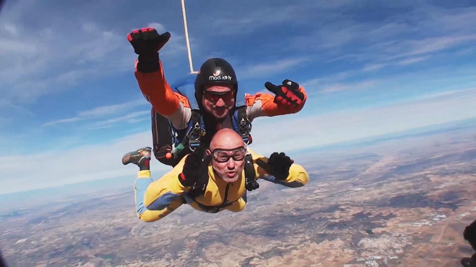 El abuelo de Sheyla y Edu Soto se tiran en paracaídas - El árbol de los deseos | Ver