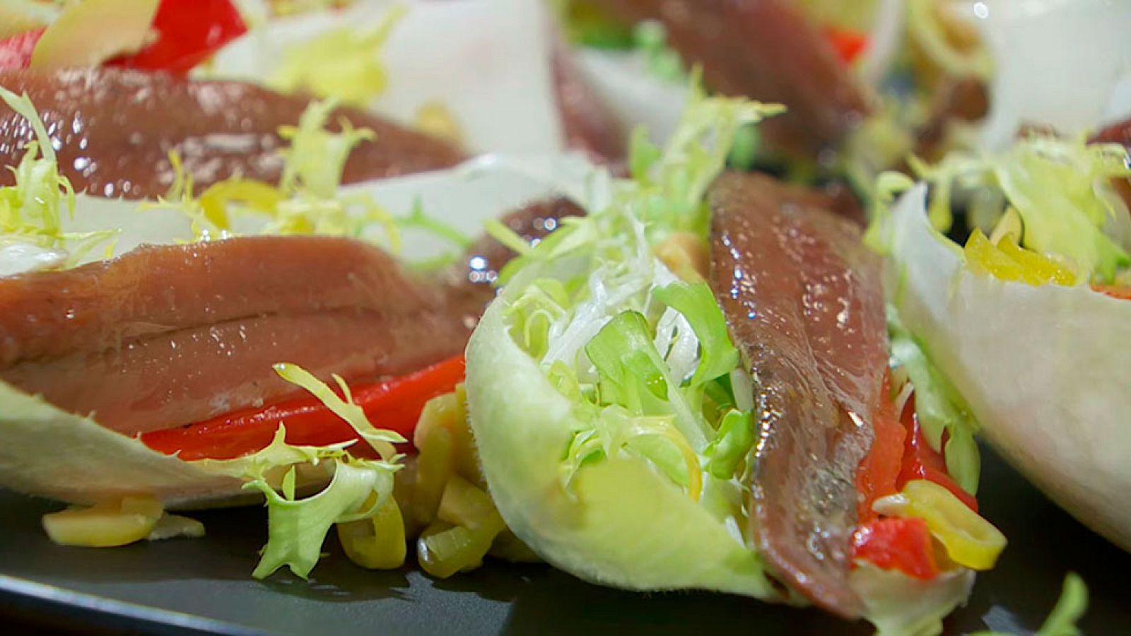 Torres en la cocina - Ensalada de endibias, pimiento y anchoas