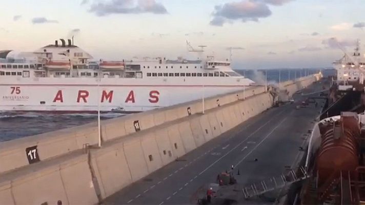 Informativo 24h - Un accidente de ferry en Las Palmas causa un vertido de 3 Km y activa la alerta por contaminación
