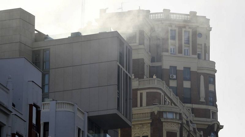 Espectacular incendio en la cubierta de un edificio en la Gran Vía de Madrid - Informativo 24h | Ver