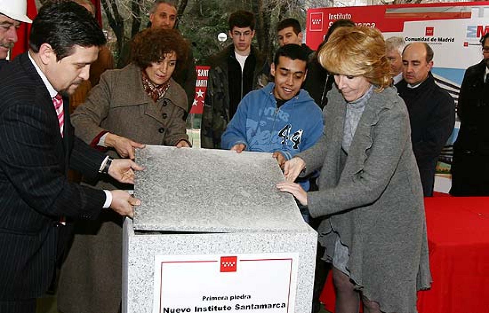 Esperanza 'entona' el cumpleaños feliz | Ver