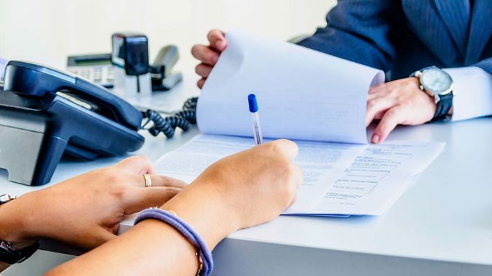 Telediario 1 - El personal de banca tendrá que cumplir una serie de requisitos para aconsejar inversiones