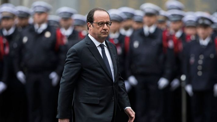 Telediario 1 - Francia rinde homenaje al agente de policía asesinado en los Campos Elíseos