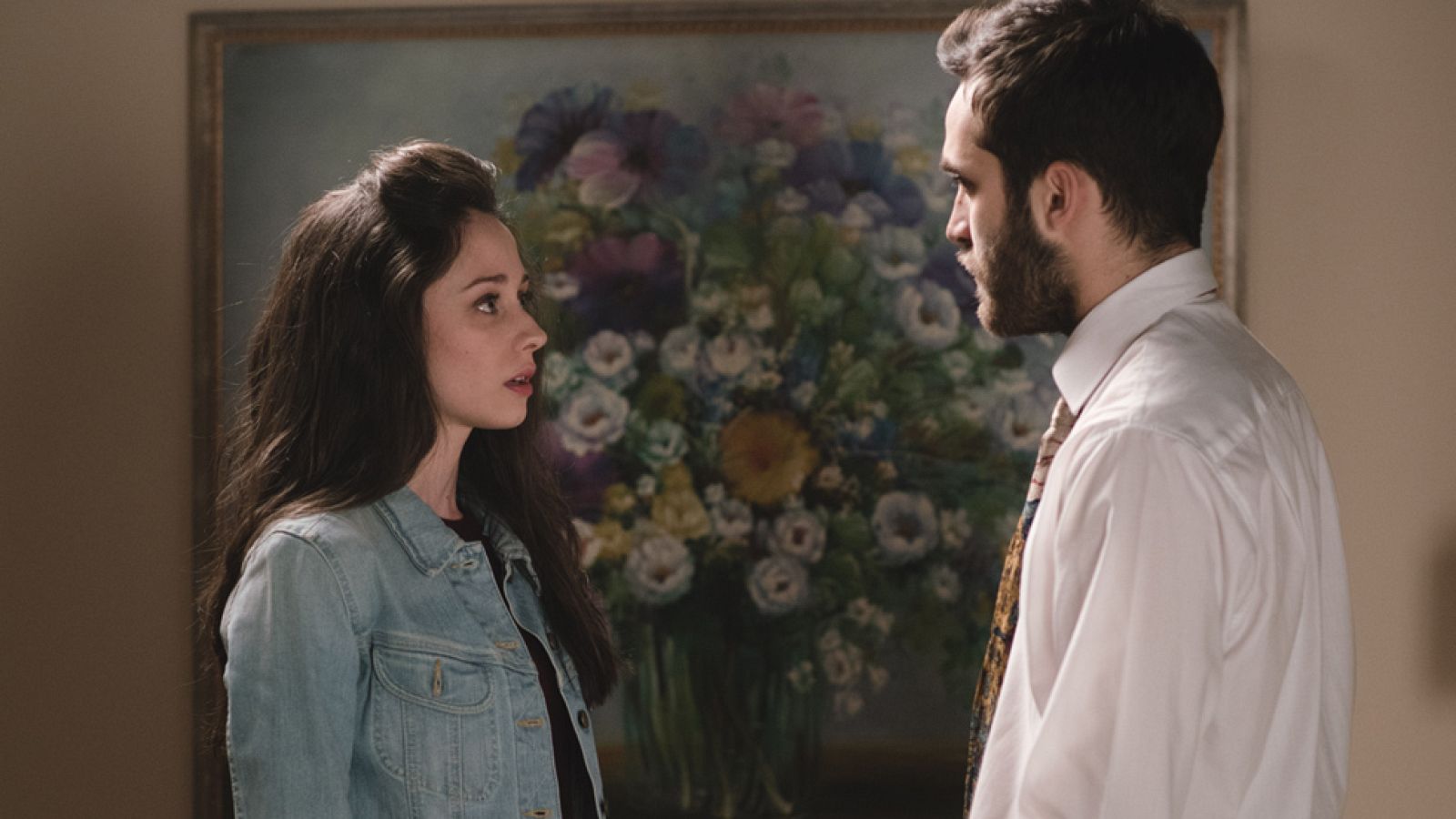 Carlos le pide a Karina que se vaya con él