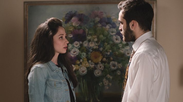 Cuéntame cómo pasó - Carlos le pide a Karina que se vaya con él