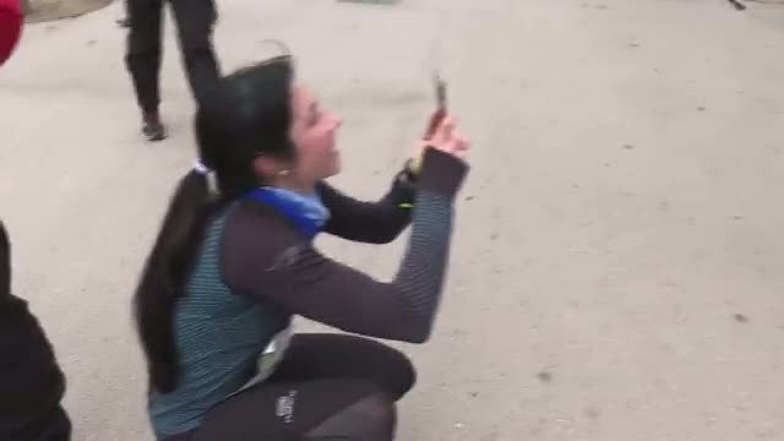 Fernando Elvira explica a los asistentes a la Carrera de Bomberos Madrid, en qué consiste el traje de bombero | Ver