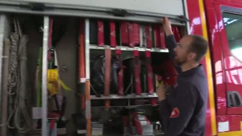 El Caporal Albert Bragulat nos enseña lo que podemos encontrar dentro de un coche de bomberos | Ver