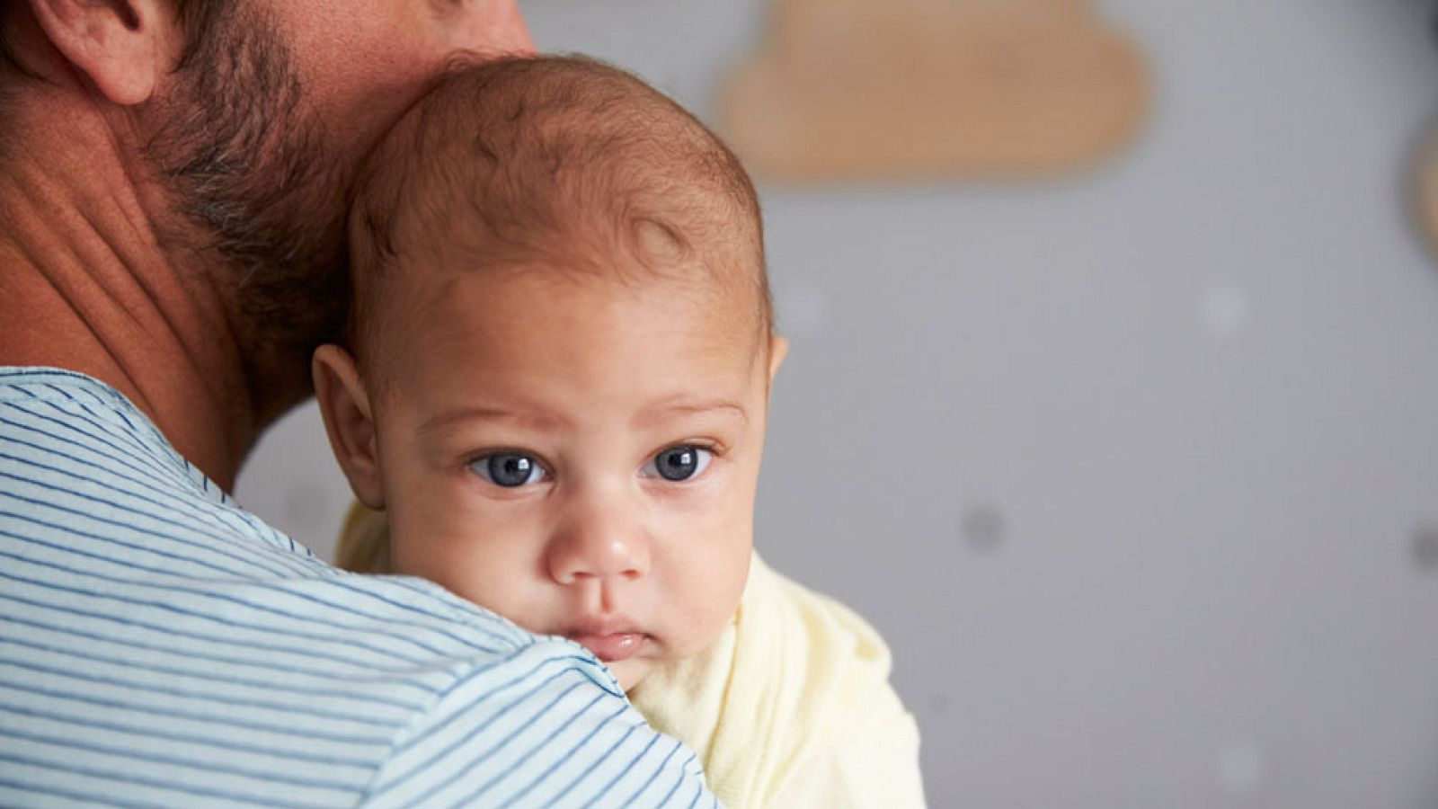 Bruselas pide un permiso de 4 meses intransferible y retribuido para que padres y madres cuiden de sus hijos