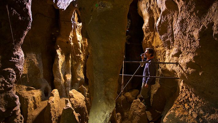 Telediario 1 - Hallan por primera vez ADN de neandertales en sedimentos de cuevas donde no había huesos