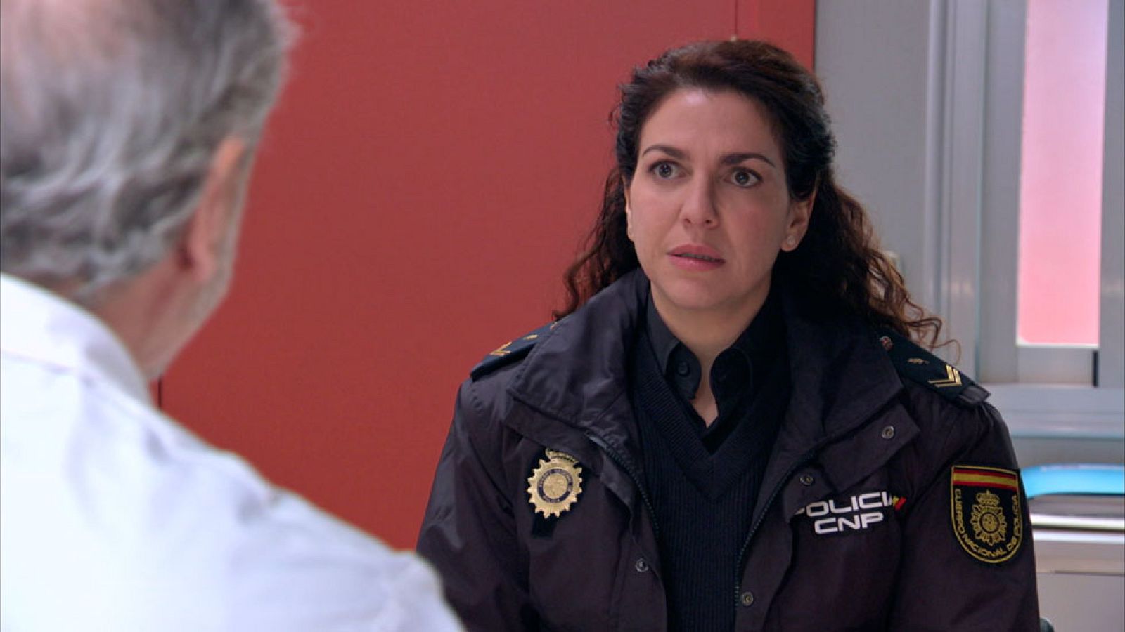 Servir y proteger - Antonio tranquiliza a Espe