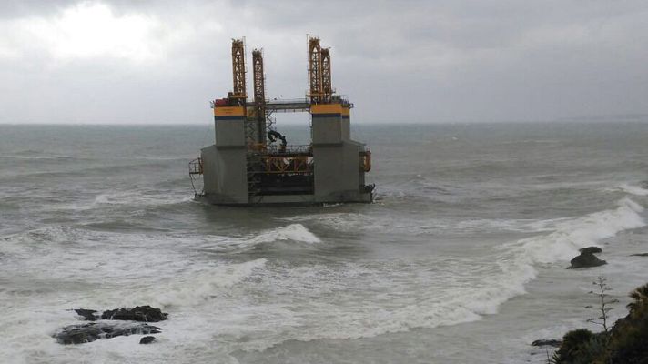 Informativo 24h - Una gabarra utilizada para obras marítimas acaba varada frente a la costa de Benamáldena