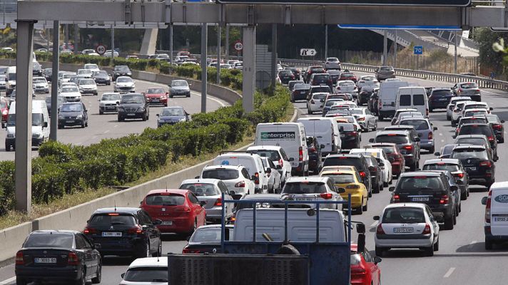 Telediario 1 - Importantes atascos a la salida de Madrid y Barcelona durante el primer día del Puente de Mayo
