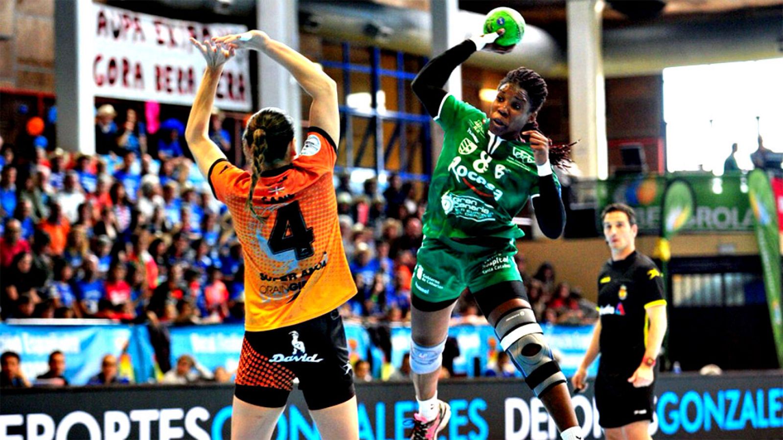 El Rocasa Gran Canaria se proclamó campeón de la Copa de la Reina después de derrotar en la prórroga de la final al Super Amara Bera Bera (26-27), en un partido en el que fue decisiva la actuación de la joven portera Dara Hernández, quien entró en la