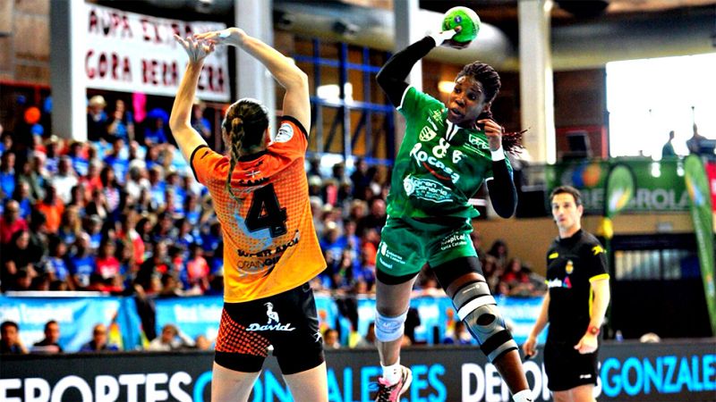 El Rocasa Gran Canaria se proclamó campeón de la Copa de la Reina después de derrotar en la prórroga de la final al Super Amara Bera Bera (26-27), en un partido en el que fue decisiva la actuación de la joven portera Dara Hernández, quien entró en la