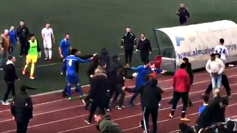 La RSD Alcalá ha emitido un comunicado en el que condena "los acontecimientos violentos" que se produjeron tras terminar el partido contra el CD San Fernando, del grupo 7 de Tercera División, en el estadio Santiago del Pino, en que fueron "identifica