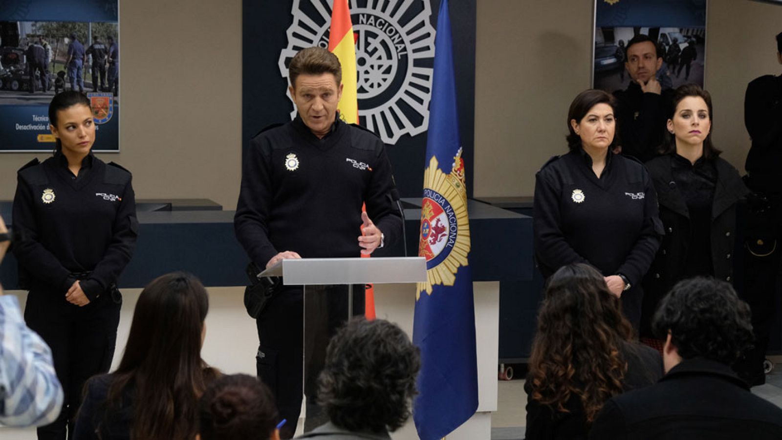 Servir y proteger - Martín Díez molesta al Comisario con sus preguntas